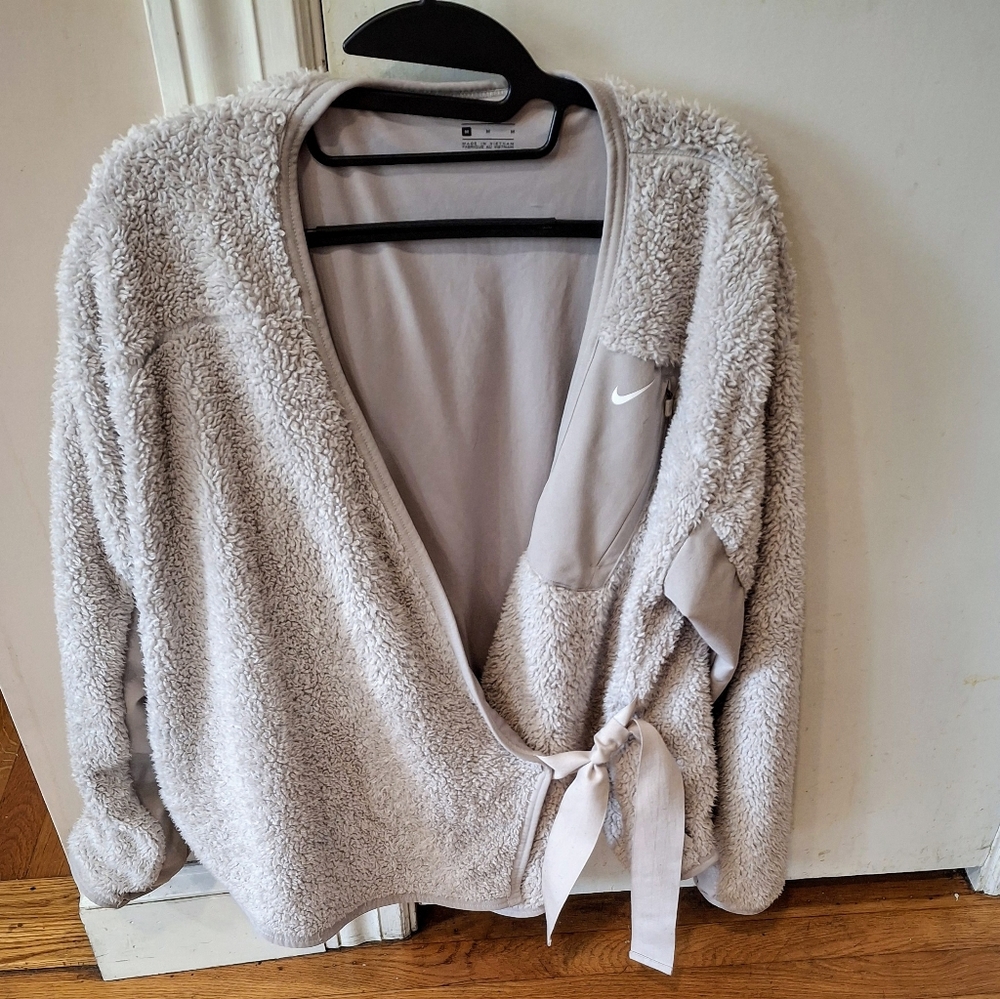 Nike Womens Long Sleeve Training Wrap   Sherpa Cardigan Tan Jacket SZ Med NIKE